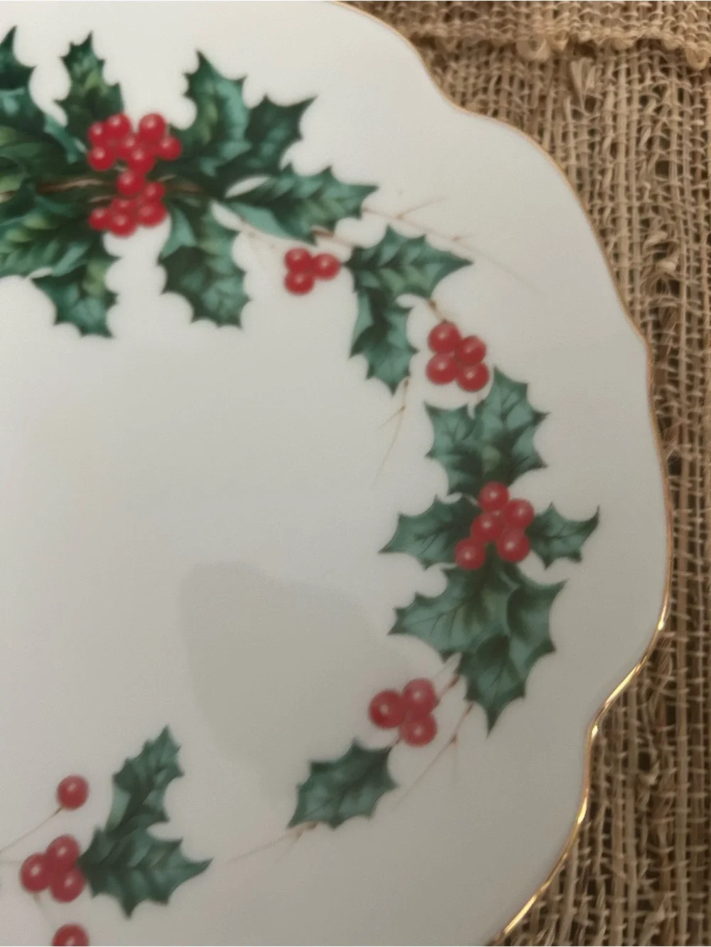 Vintage Lefton Holly Berry 7” Christmas Plates  Set of 2. 1995. Japan.  EUC